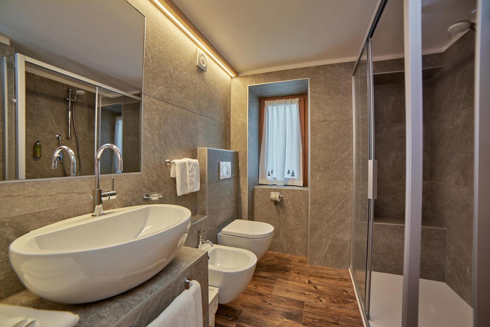 Hotel Vallechiara Bormio Exteriör bild